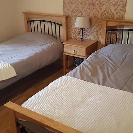 3 Bedroom Town Centre Apartment *